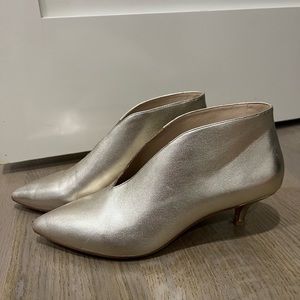 Pour La Victore gold pointy heel booty